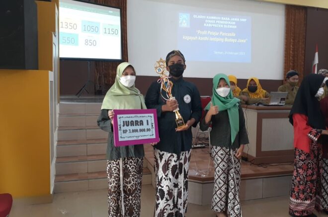 Penyerahan Hadiah Lomba Penyerah Hadiah Lomba Gladhi Kawruh Basa Jawa