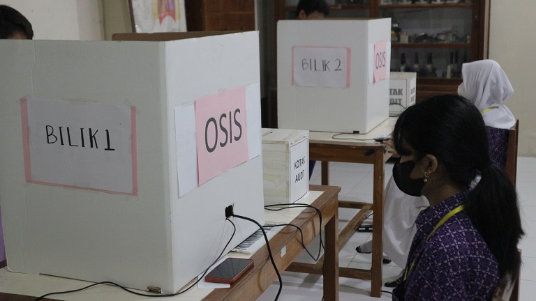 E-VOTING PEMILIHAN OSIS, AGSA NARKOBA, DAN PIK-R BUKAN SEKEDAR VOTING