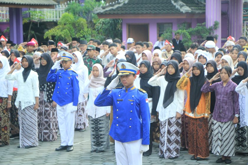 Napak Tilas Patriotisme: SMP N 1 Godean Berbusana Pahlawan dan Beri Penghargaan Kreativitas Terbaik