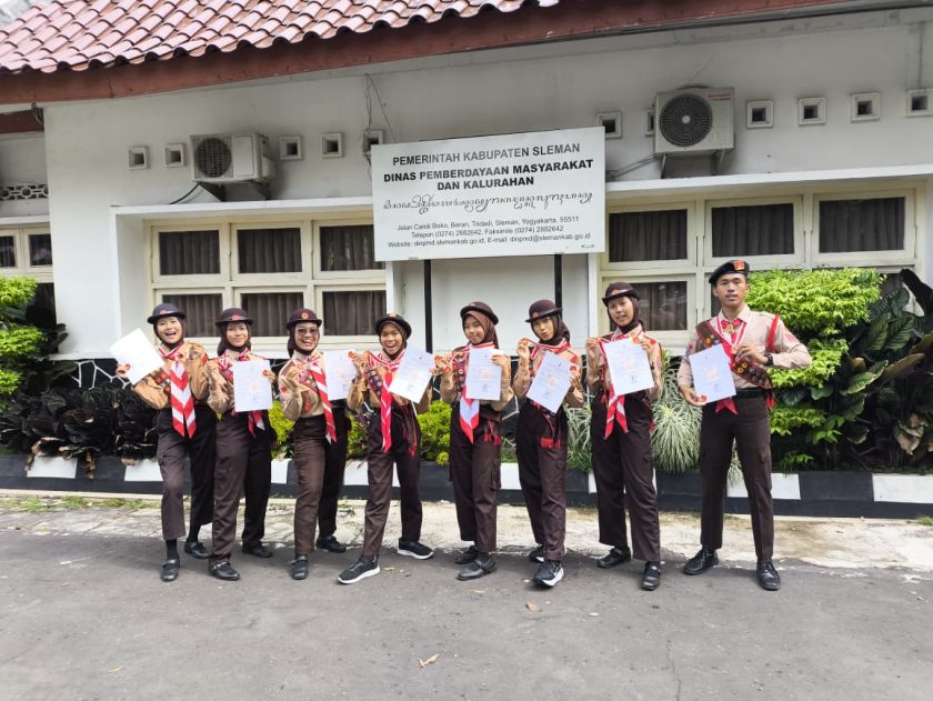 8 Siswa SMPN 1 Godean Resmi Terima Penganugerahan Tanda Pramuka Garuda di Lapangan Denggung Sleman